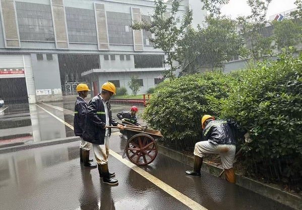 雨中對關鍵排水溝進行清理.jpg